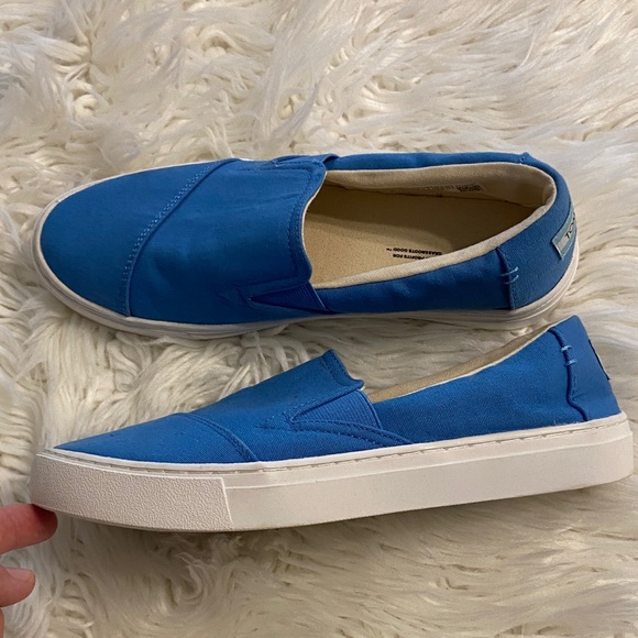 Toms Shoes - Toms Vibrant Blue Canvas Slip-Ons size 8W  excellent condition